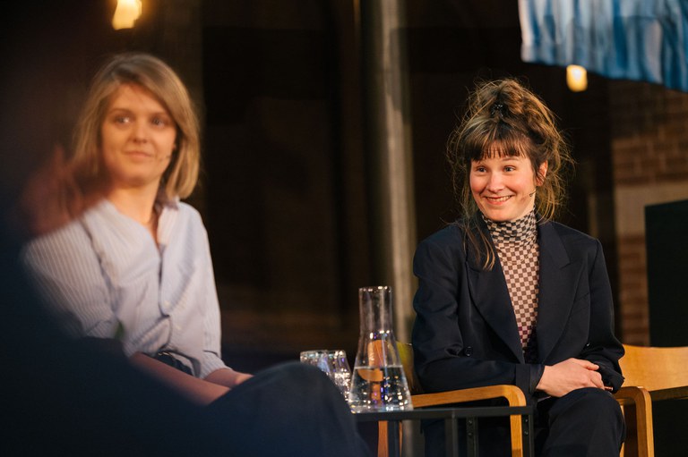 12-04-2024-MilieudefensieOnTour-Rotterdam09__byWardMevis.jpg Campaigner Nine de Pater en theatermaker Rebekka de Wit in gesprek
