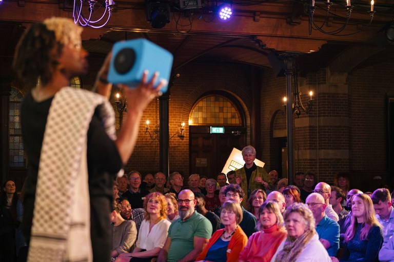 12-04-2024-MilieudefensieOnTour-Rotterdam45__byWardMevis.jpg Presentator Milouska Meulens staat klaar om de catchbox te gooien naar een bezoeker
