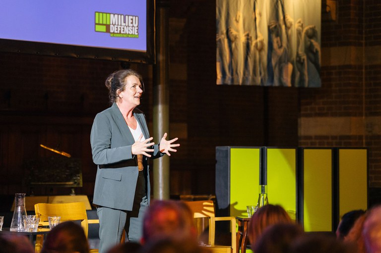 12-04-2024-MilieudefensieOnTour-Rotterdam94__byWardMevis.jpg Actrice Malou Gorter tijdens haar performance