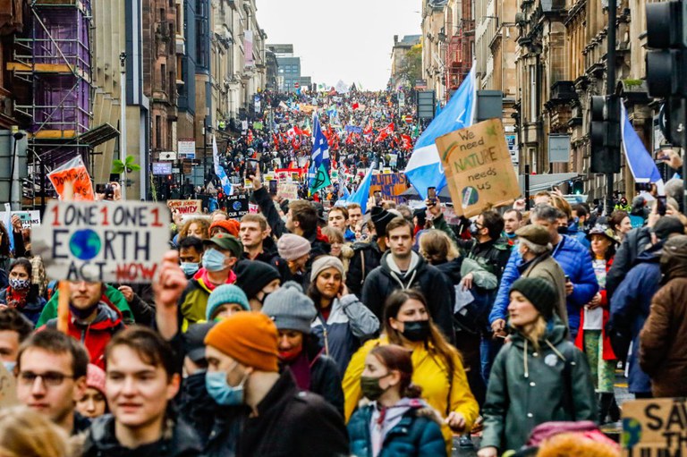 Duizenden mensen tijdens de klimaatmars in Glasgow