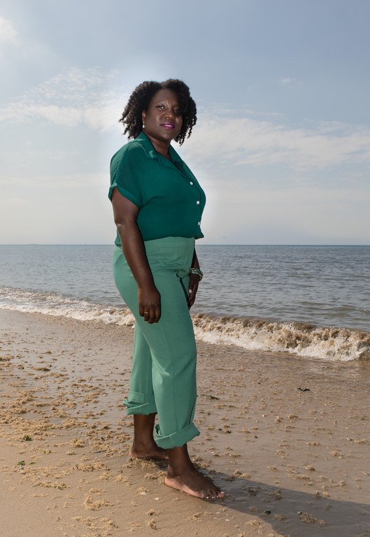 Daphina Misiedjan op het strand