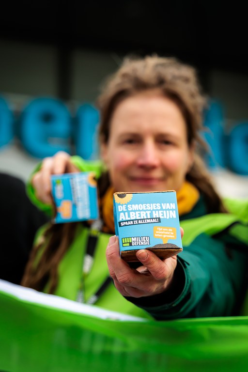 Veranderaars delen smoestuintjes uit tijdens een landelijk Albert Heijna ctie
