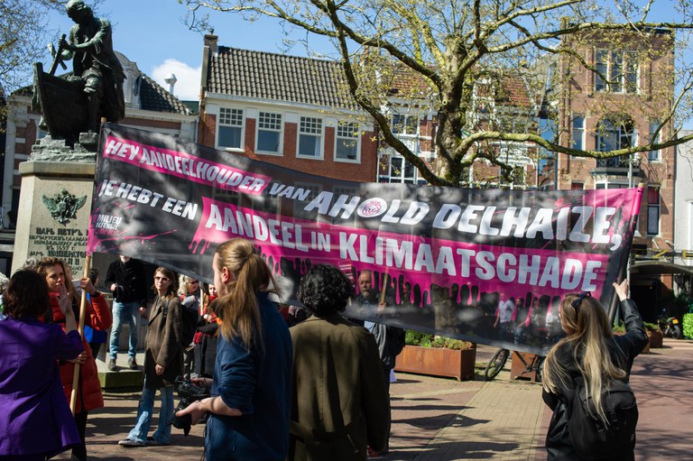  actievoerders verzamelen zich op de Dam in Zaandam voor de aandeelhoudersvergadering van Ahold Delhaize