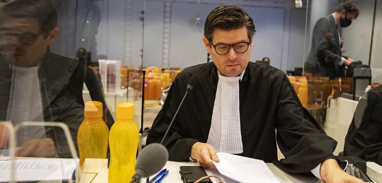 Advocaat Roger Cox in de rechtszaal.jpg Advocaat Roger Cox in de rechtszaal.jpg