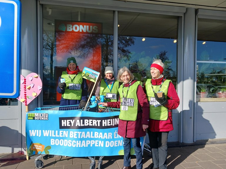 Veranderaars delen smoestuintjes uit tijdens een landelijk Albert Heijna ctie