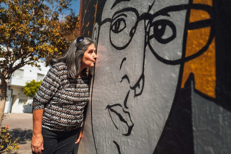 Monica kust een muurschildering van haar overleden zoon Juan Cruz.