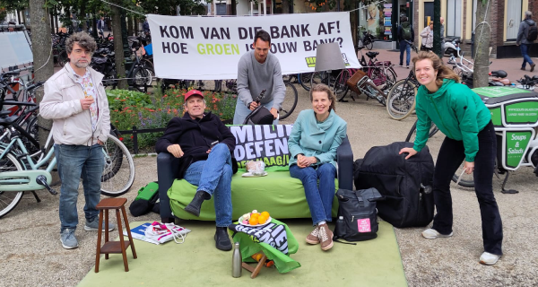 De Leidse groep organiseert een bankhang-actie. De Leidse groep organiseert een bankhang-actie.