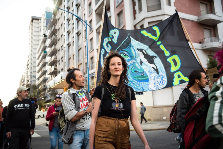 Collega Chaja tijidens demonstratie tegen Shell in Argentinië. © Florencia Aversa