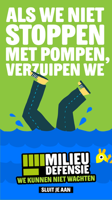 Poster van een paar benen in spijkerbroek met slippers aan, die op zijn kop uit het water steken. Tekst: Als we niet stoppen met pompen verzuipen we.