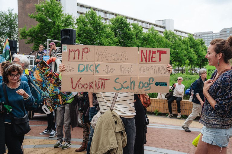Protestbord 'dick schoof 'm niet vooruit'