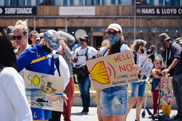 Foto: mensen in Zuid-Afrika protesteren tegen nieuw project van Shell aan de Wildcoast.