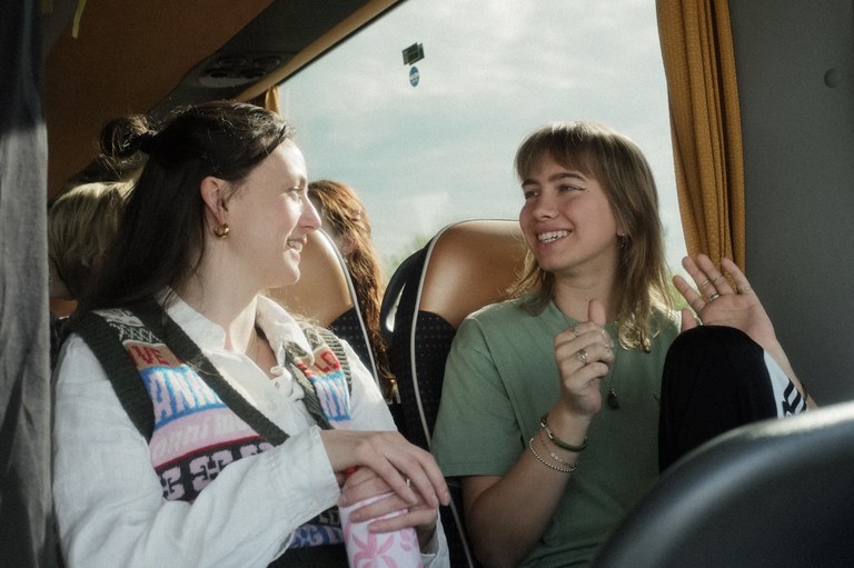 Gaite Jansen en Winnie Oussoren in de bus op weg naar de AVA van Unilever in Londen.
