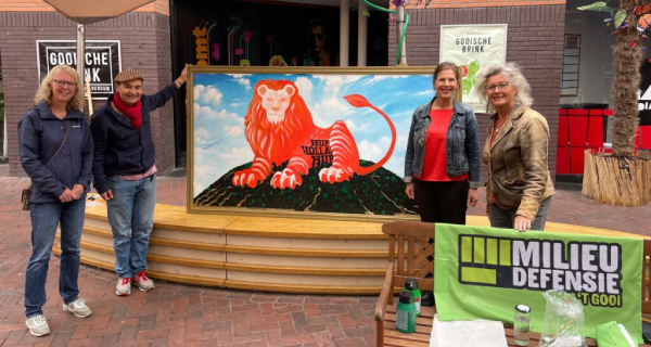 Een deel van de lokale groep staat naast het schilderij van Dennie Boxem. Een deel van de lokale groep staat naast het schilderij van Dennie Boxem.