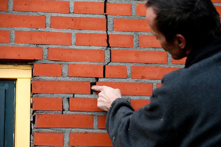 Groninger steekt vinger in aarbevingsscheur | foto Trouw.jpeg Groninger steekt vinger in aarbevingsscheur | foto Trouw.jpeg