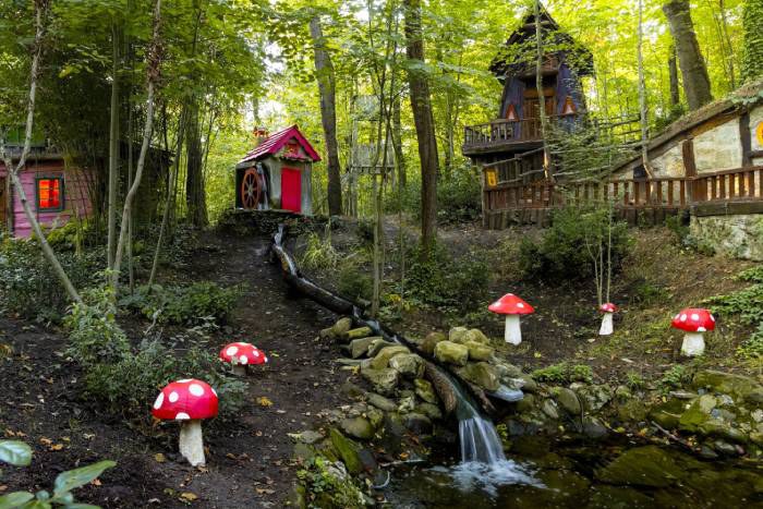 kabouterpad.jpg Kleine paddenstoelen en huisjes in het bos