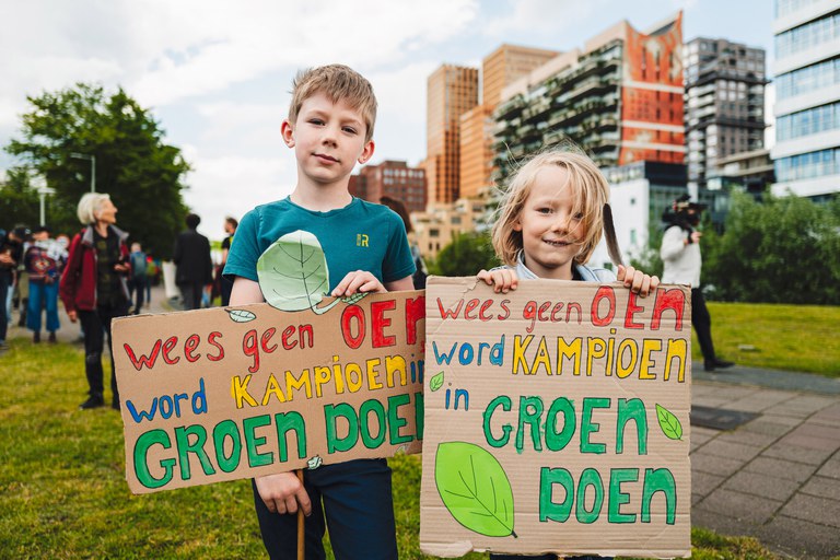 Kinderen met protestbordjes 'wees geen oen' Klimaatmars