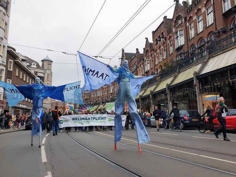 Tijdens de Klimaatmars van 2021 vroegen we al aandacht voor een Klimaatpicht voor grote vervuilers.