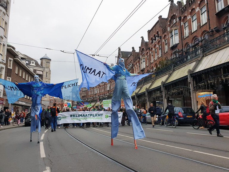 Tijdens de Klimaatmars van 2021 vroegen we al aandacht voor een Klimaatpicht voor grote vervuilers.