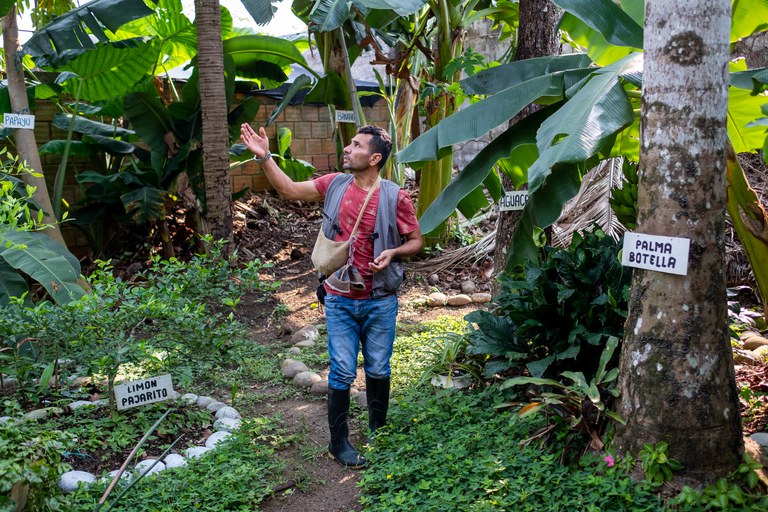 Diego Gomez in de tuin van de kerk in Morelia