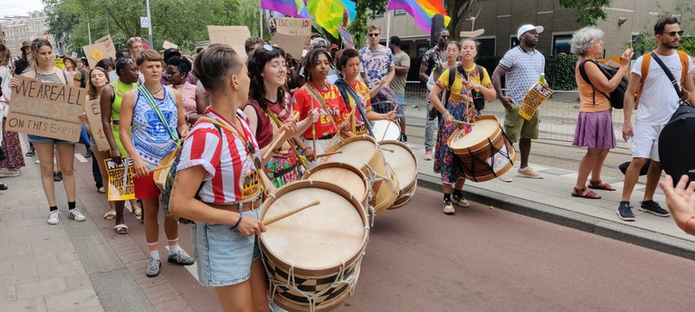 Baque Flamingo muzikanten met trommels