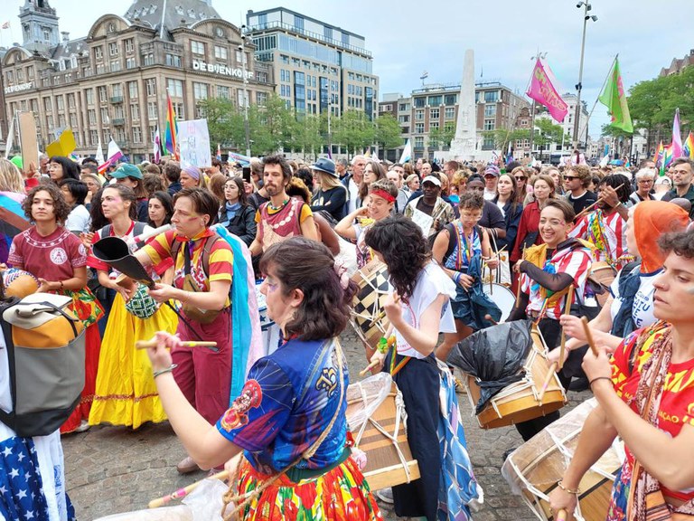 Baque Flamingo op de Dam in Amsterdam.jpg