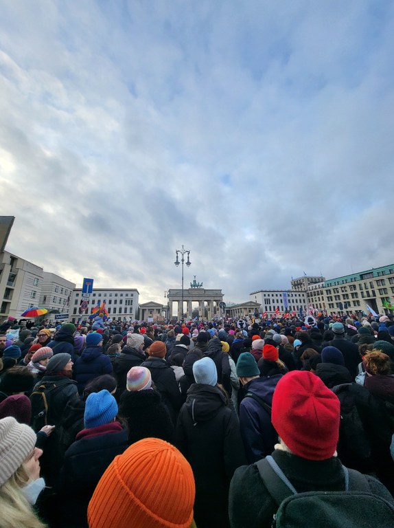 Demonstratie tegen extreemrechts in Berlijn, met op de achtergrond de Brandenburger Tor.