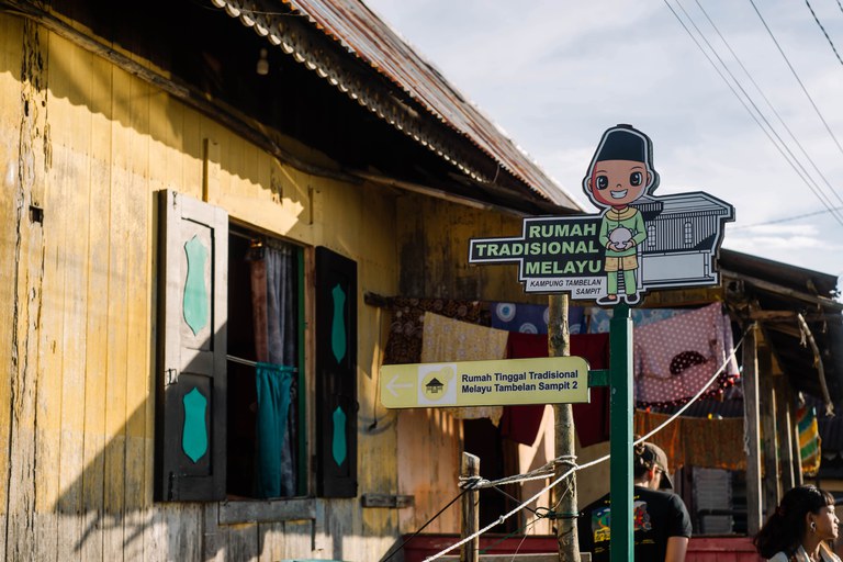 Beeld: Reza Fahlepi. Traditionele Melayu woningen worden aangegeven met borden.