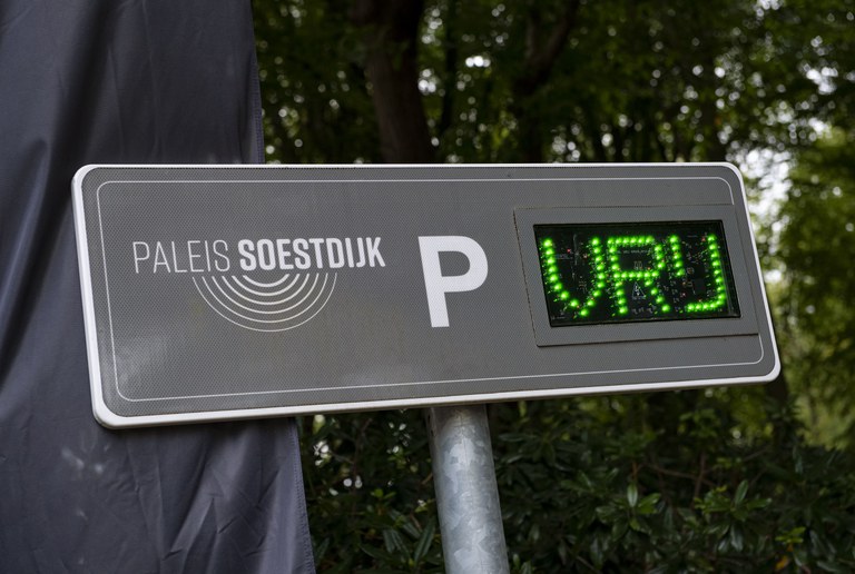 Foto: elektronisch bordje geeft aan dat er parkeerplekken vrij zijn.