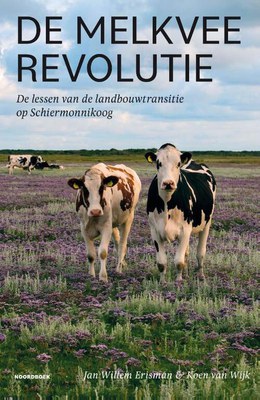 Omslag van het boek De melkveerevolutie met koeien tussen de bloeiende heide
