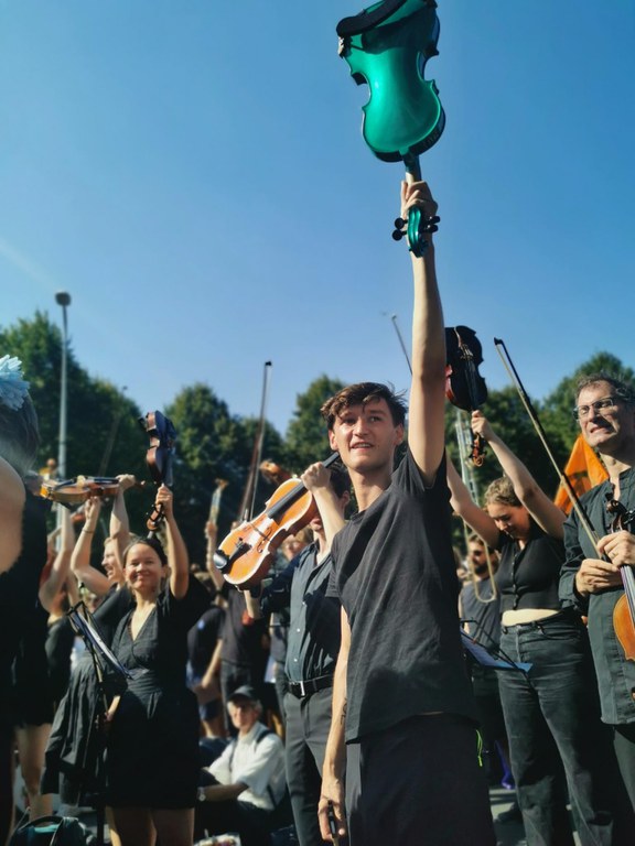 XR muzkant houdt groene viool in de lucht