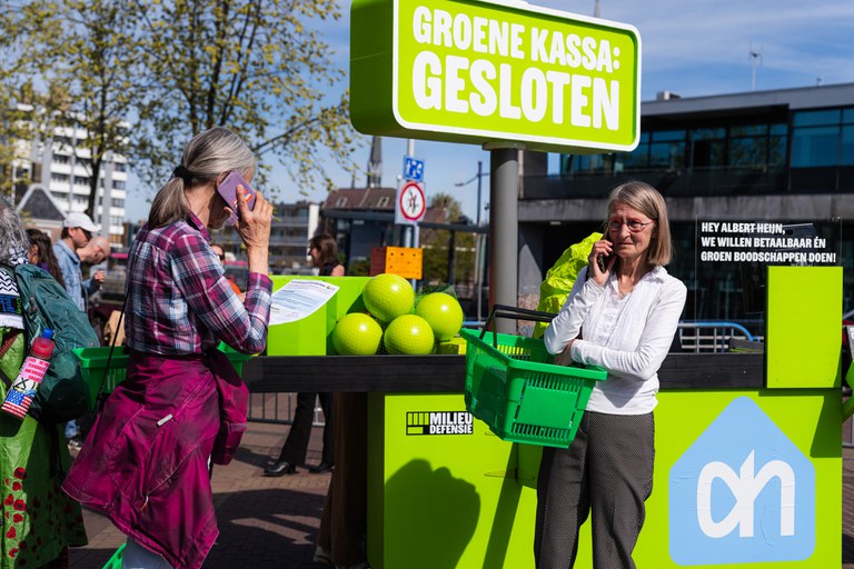 In de rij voor de 'gesloten, groene kassa'. Foto's door Edo Landwehr. 