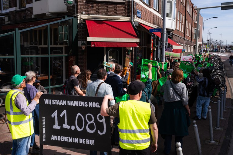 In de rij voor de 'gesloten, groene kassa'. Foto's door Edo Landwehr. In de rij voor de 'gesloten, groene kassa'. Foto's door Edo Landwehr.