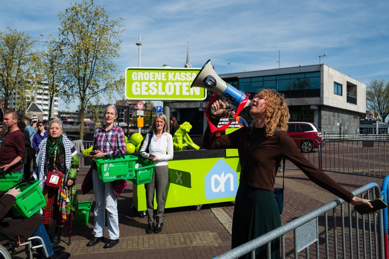 In de rij voor de 'gesloten, groene kassa'. Foto's door Edo Landwehr. In de rij voor de 'gesloten, groene kassa'. Foto's door Edo Landwehr.