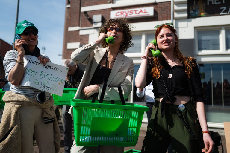 In de rij voor de 'gesloten, groene kassa'. Foto's door Edo Landwehr. In de rij voor de 'gesloten, groene kassa'. Foto's door Edo Landwehr.