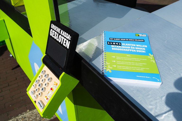 In de rij voor de 'gesloten, groene kassa'. Foto's door Edo Landwehr. 
