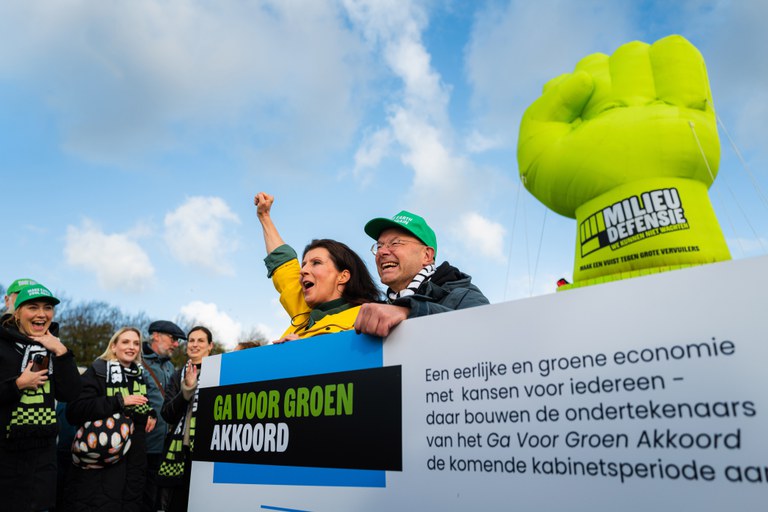 Donald Pols en Esther Ouwehand bij het stembusakkoord tijdens de Klimaatmars in Den Haag (foto door Edo Landwher)