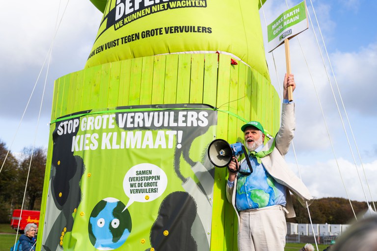 Vader Aarde bij de grote groene vuist tijdens de Klimaatmars (foto door Edo Landwher) 
