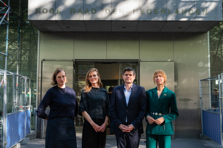Het Klimaatzaken Team tijdens de zittingsdag voor de Hoge Raad. Foto door Edo Landwehr Maria Veder (hoofdonderzoeker Klimaatzaak Shell), Maaike Baan (onderzoeker Klimaatzaak Shell), Roger Cox (advocaat) en Winnie Oussoren (woordvoerder) voor de Hoge Raad
