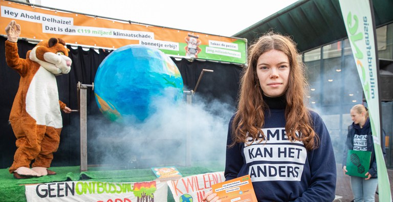 Milieudefensie Jong voert actie met hamster voor Albert Heijn in Amsterdam.