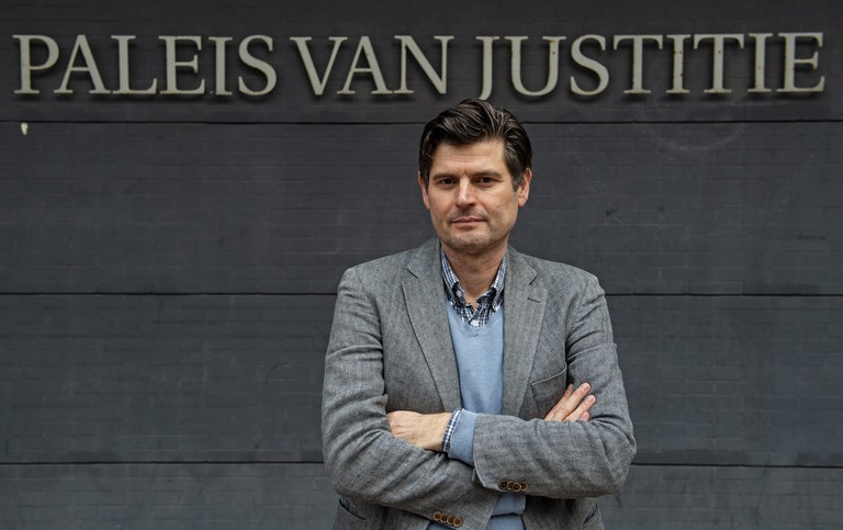 Foto: advocaat Roger Cox staat voor de rechtbank in Den Haag