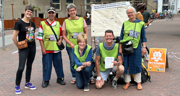 Leden van de Rotterdamse groep tijdens de bankhangactie. Leden van de Rotterdamse groep tijdens de bankhangactie.