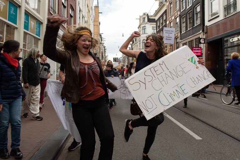 Tijdens de Klimaatmars liep er een handels blok mee. Mensen die hier aan mee deden riepen op voor eerlijke handel. Protestbord: 'System change, not climate change!' Fotograaf: Dorotea Pace
