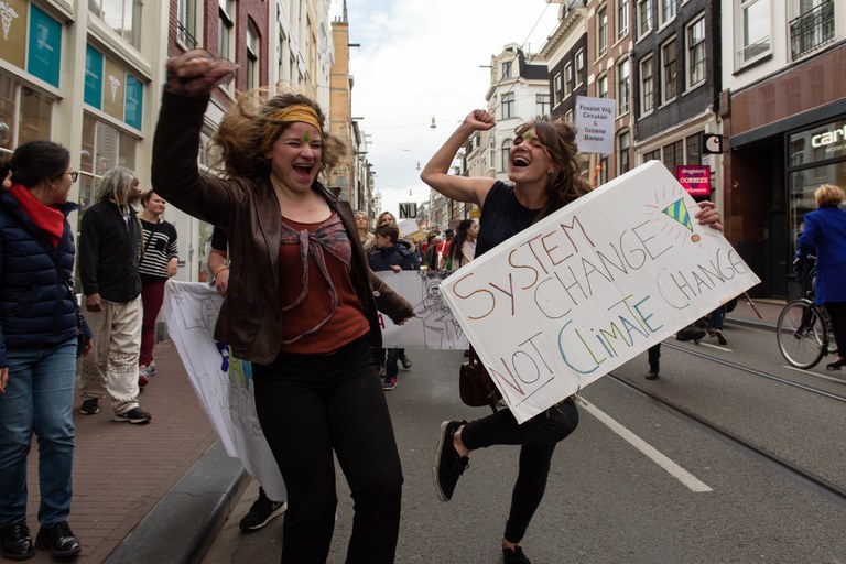 Tijdens de Klimaatmars liep er een handels blok mee. Mensen die hier aan mee deden riepen op voor eerlijke handel. Protestbord: 'System change, not climate change!' Fotograaf: Dorotea Pace