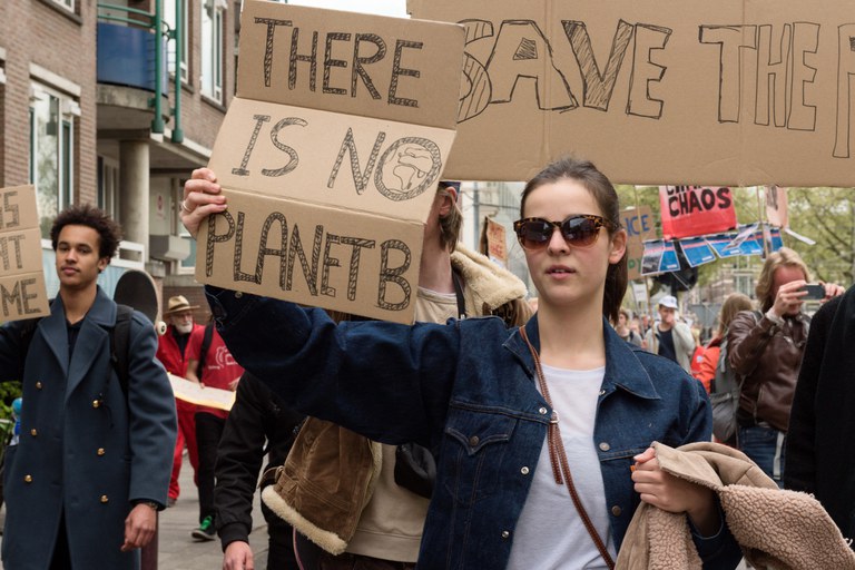 Iemand uit het handels blok van de Klimaatmars met het protestbord: 'There is no Planet B'. Fotograaf: Dorotea Pace.