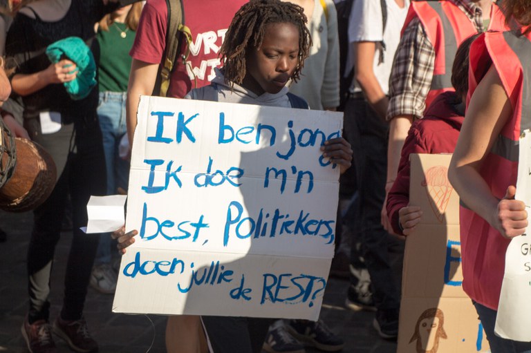 Jongere met protestbord tijdens Klimaatmars Gent 2019. Op het bord: 'Ik ben jong. Ik doe m'n best. Politiek doen jullie de REST?' 