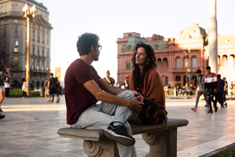 Chaja in gesprek met Argentijnse veranderaar.jpg Chaja interviewt een Argentijnse veranderaar