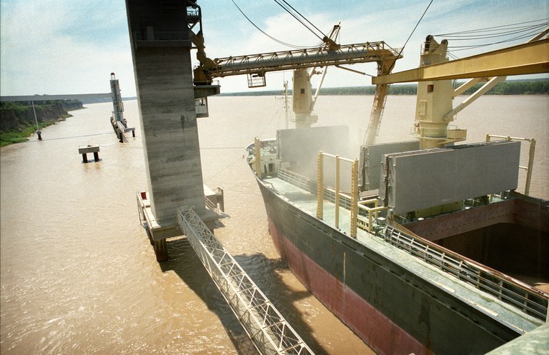 Foto van een groot vrachtschip dat in Zuid-Amerika wordt volgeladen met soja.