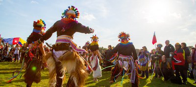 Dansgroep Kuryzara uit Equador op Indigenous Liberation Day 2021.jpg