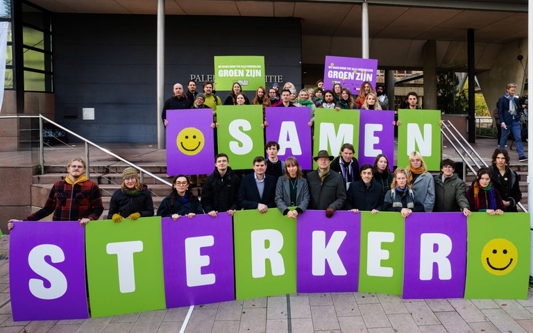 Op 26 mei 2021 won Milieudefensie de Klimaatzaak tegen Shell. groepsfoto met Donald Pols, Roger Cox en zijn team voor de dagvaarding.