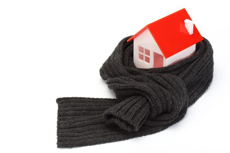 Afbeelding van een huisje gewikkeld in een warme sjaal.